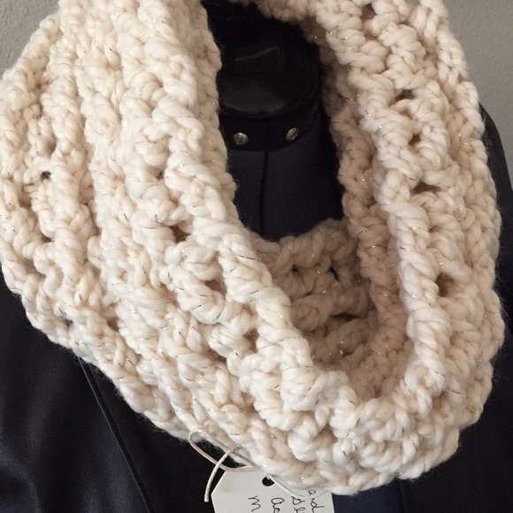 Accessories - 3HP💕 Ivory & Gold Sparkle Crochet Infinity Scarf